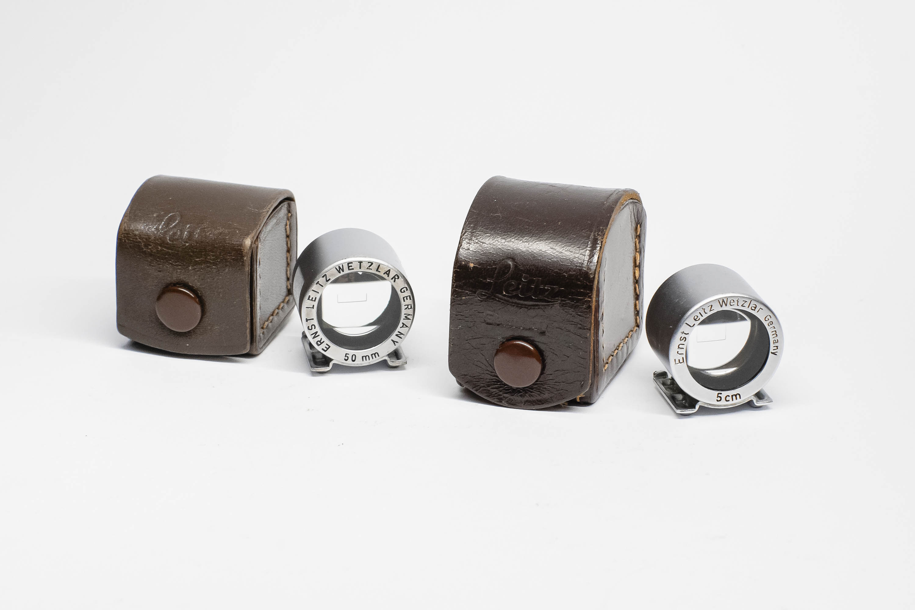 Zwei verscheidene SBOOI Spiegelsucher mit ihren jeweiligen Taschen